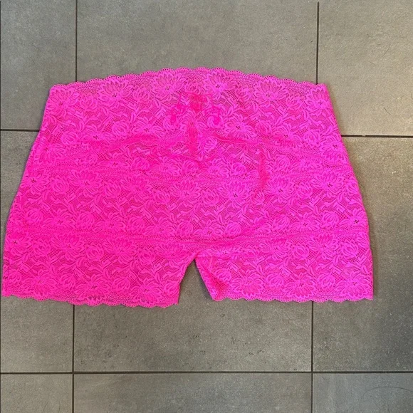 Poster Girl Ava Shorts in Harlot Pink - Picture 5 of 10